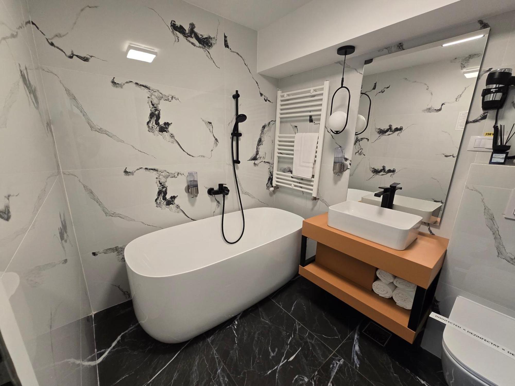 Monarc Boutique Aparthotel - Self Check-In Visan 外观 照片